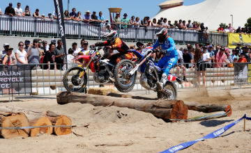 Peter Boyle and Chris Hollis fight it out at the Moto Expo enduro-x. Credit Russell Colvin