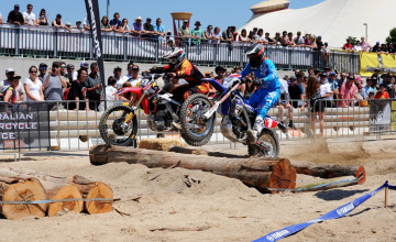 Peter Boyle and Chris Hollis fight it out at the Moto Expo enduro-x. Credit Russell Colvin
